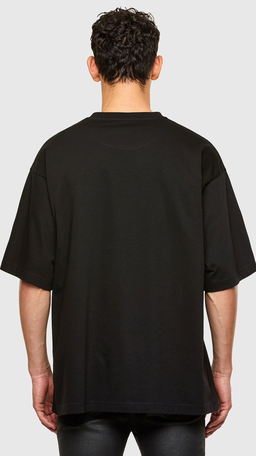 Camiseta diesel con logo en relieve dorado