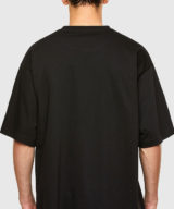 Camiseta diesel con logo en relieve dorado