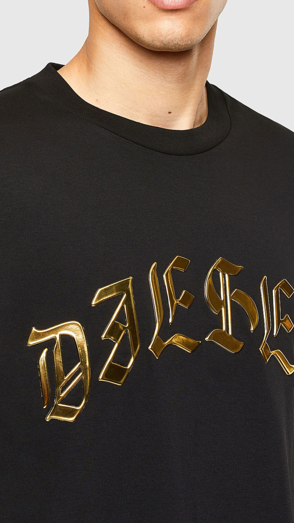 Camiseta diesel con logo en relieve dorado