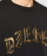 Camiseta diesel con logo en relieve dorado