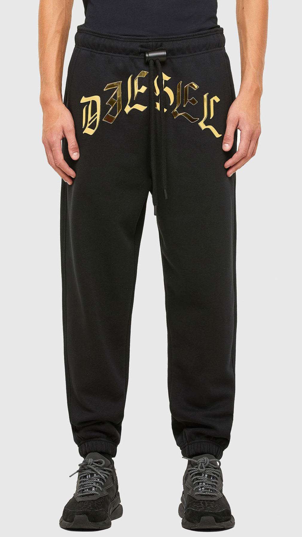 Jogging diesel con logo en relieve dorado