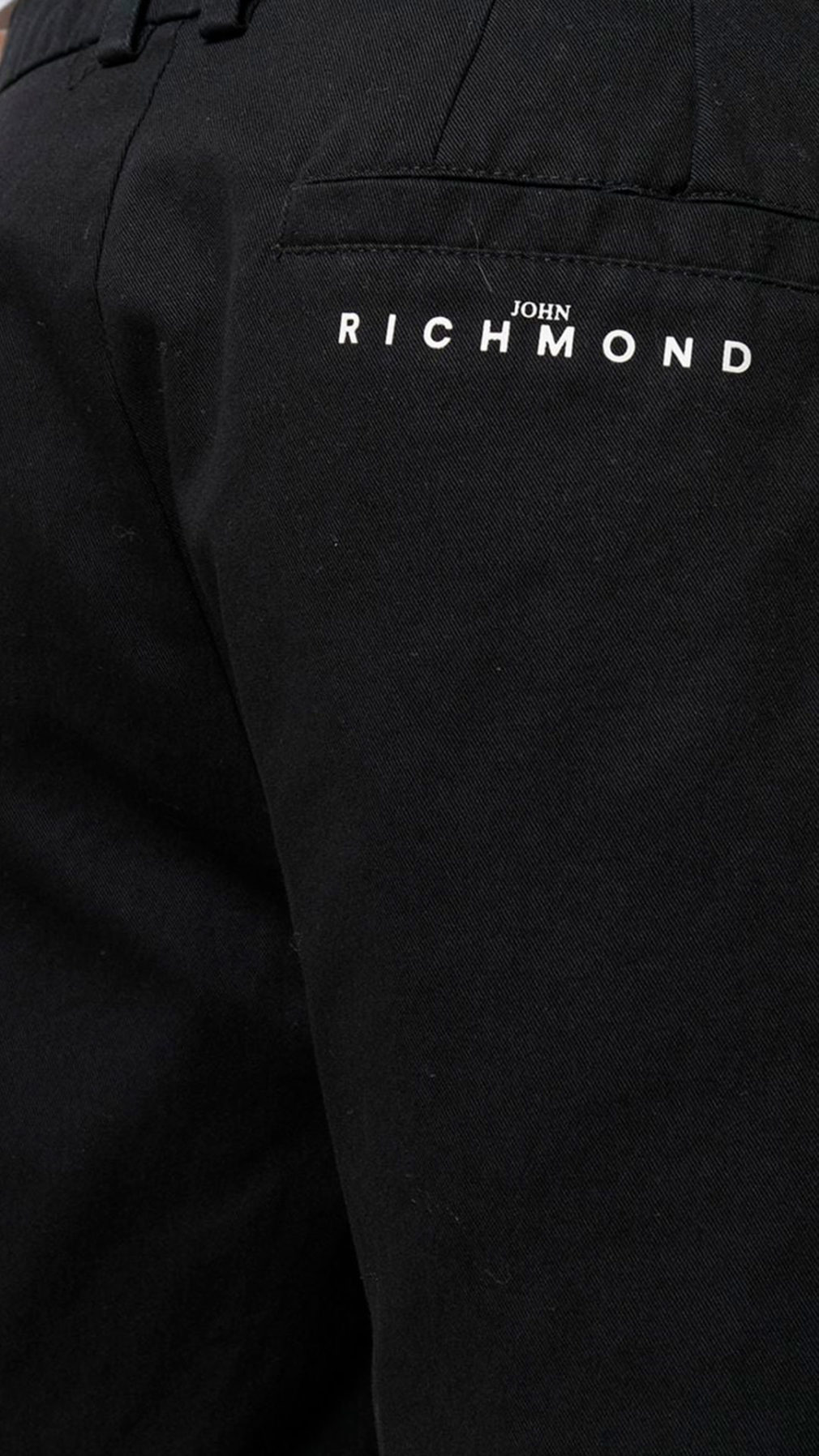 Pantalones john richmond cortos negros logo parte posterior