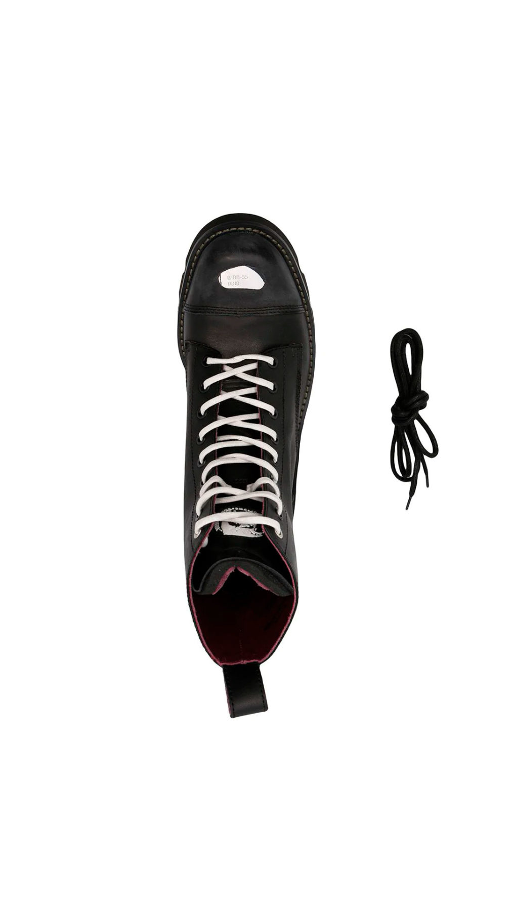 Bota diesel militar con detalle de placa