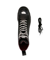 Bota diesel militar con detalle de placa