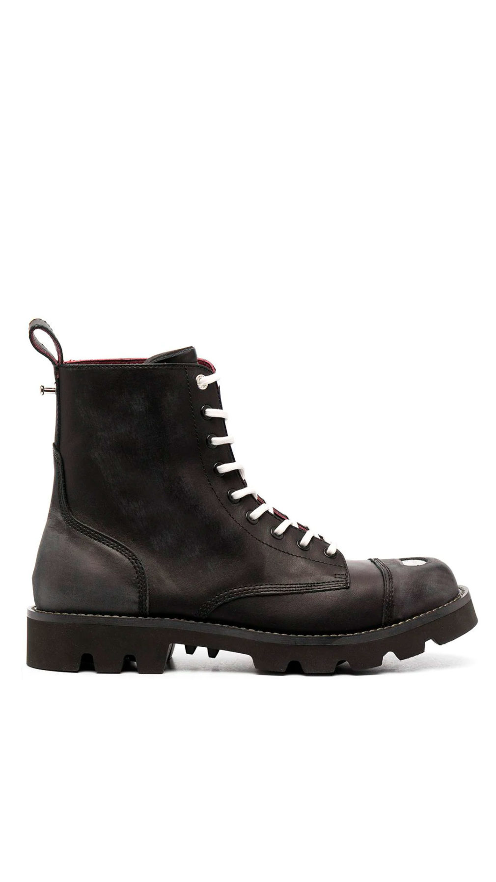 Bota diesel militar con detalle de placa