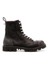 Bota diesel militar con detalle de placa