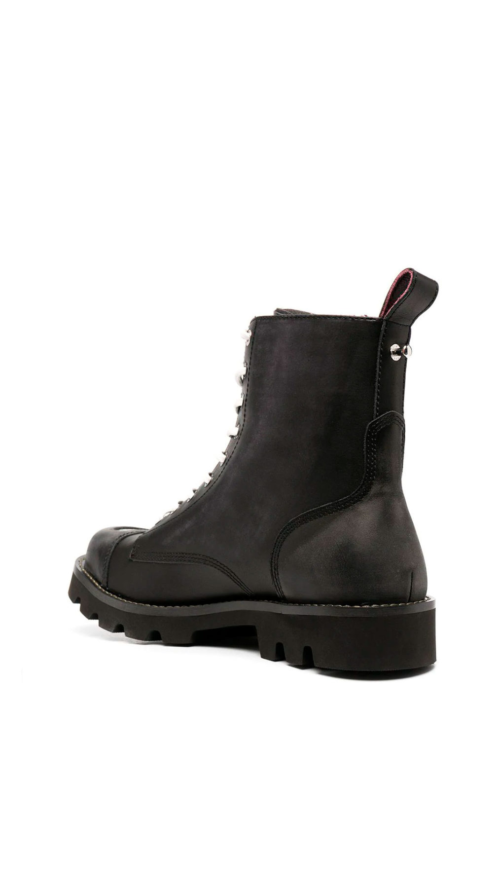 Bota diesel militar con detalle de placa