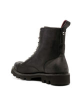 Bota diesel militar con detalle de placa