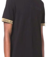 Polo Versace Jeans Couture con logo en ribetes dorados