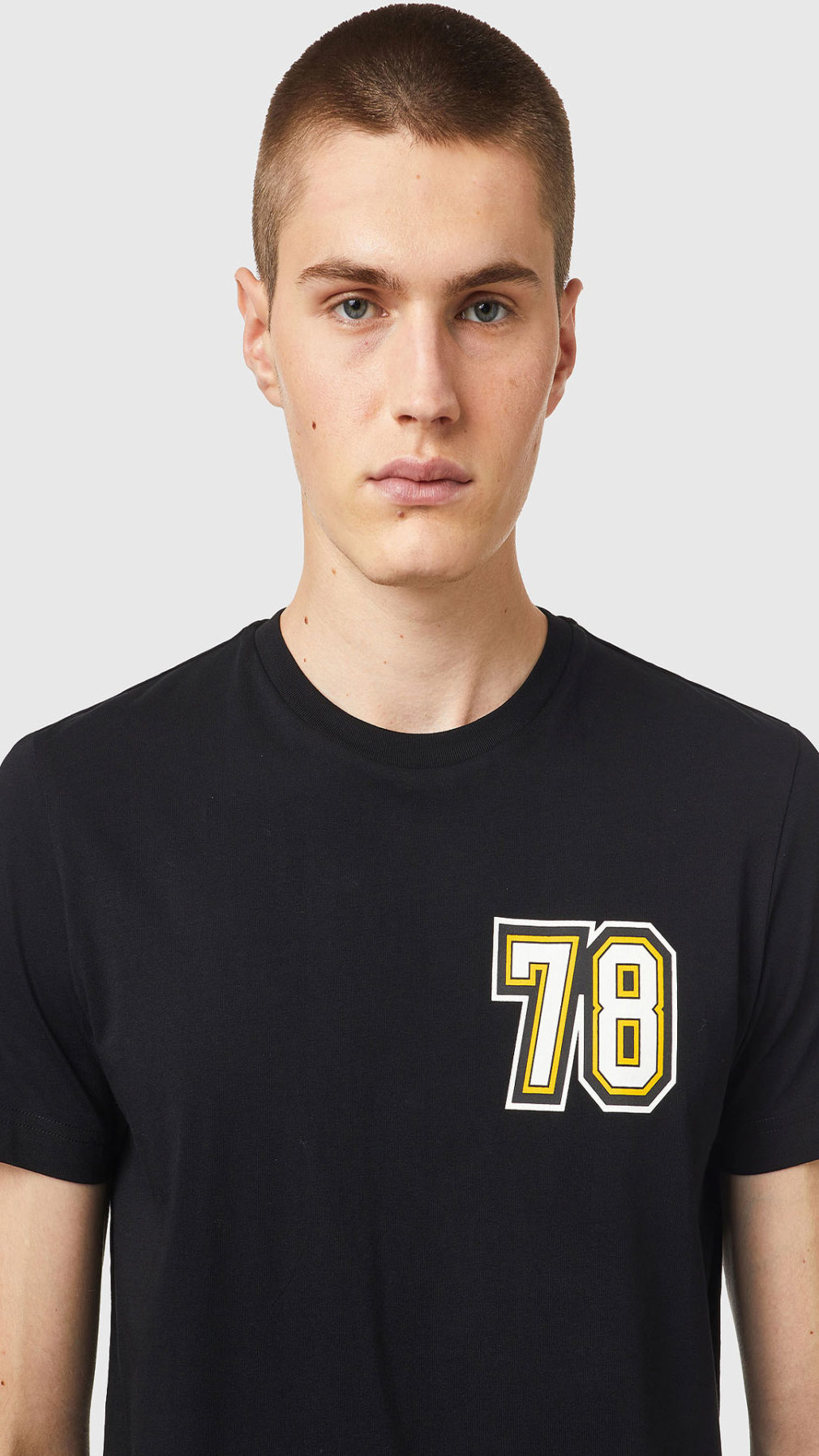 Camiseta Diesel con logo en la parte trasera