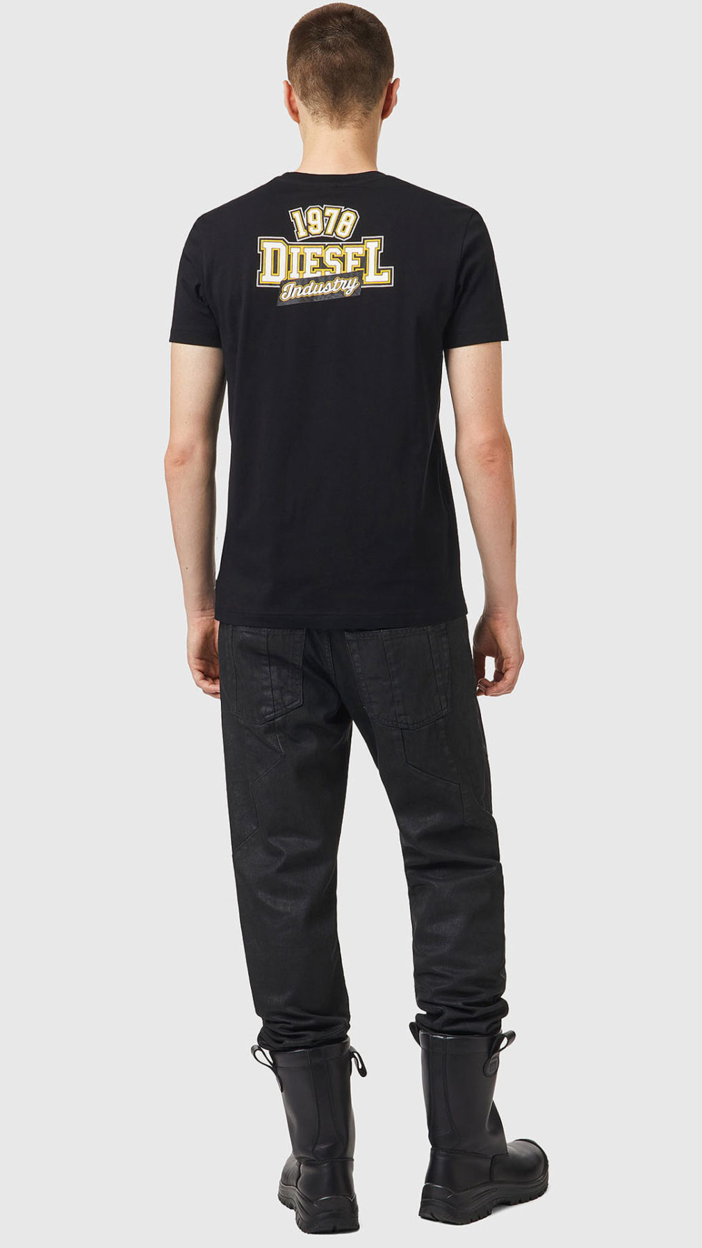Camiseta Diesel con logo en la parte trasera