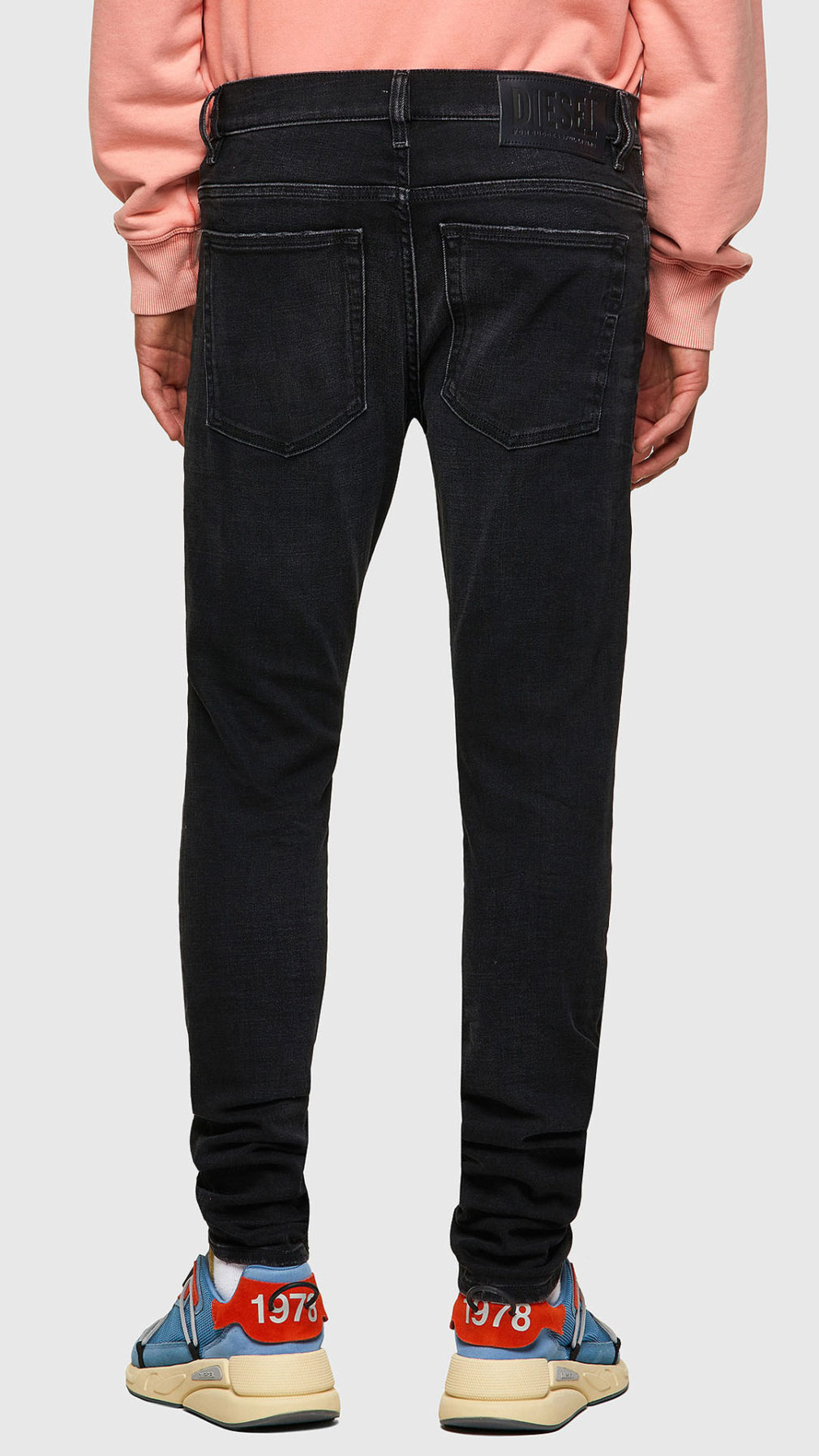 Jeans Skinny Diesel con logo en la etiqueta