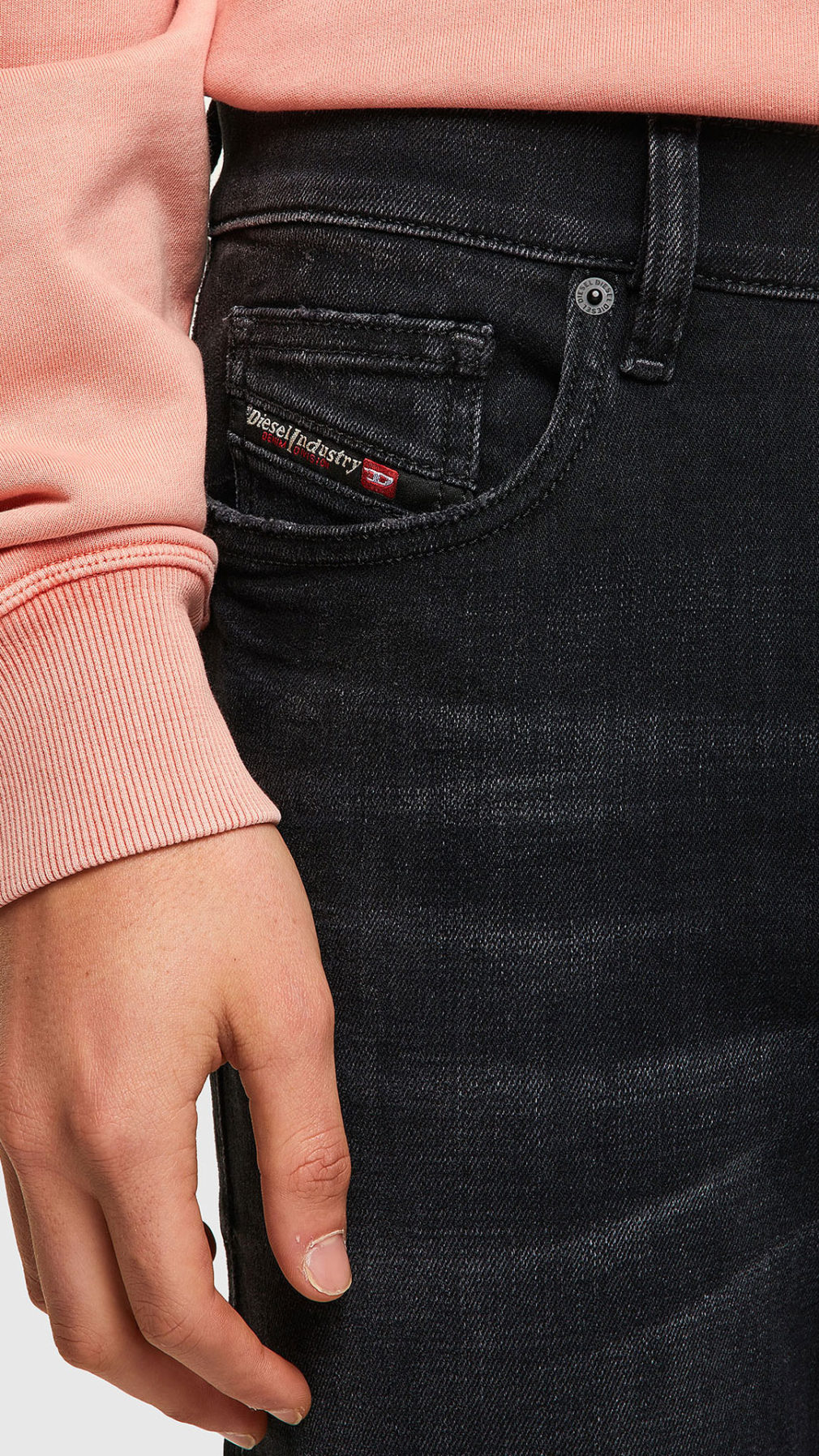 Jeans Skinny Diesel con logo en la etiqueta