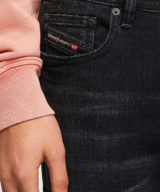 Jeans Skinny Diesel con logo en la etiqueta