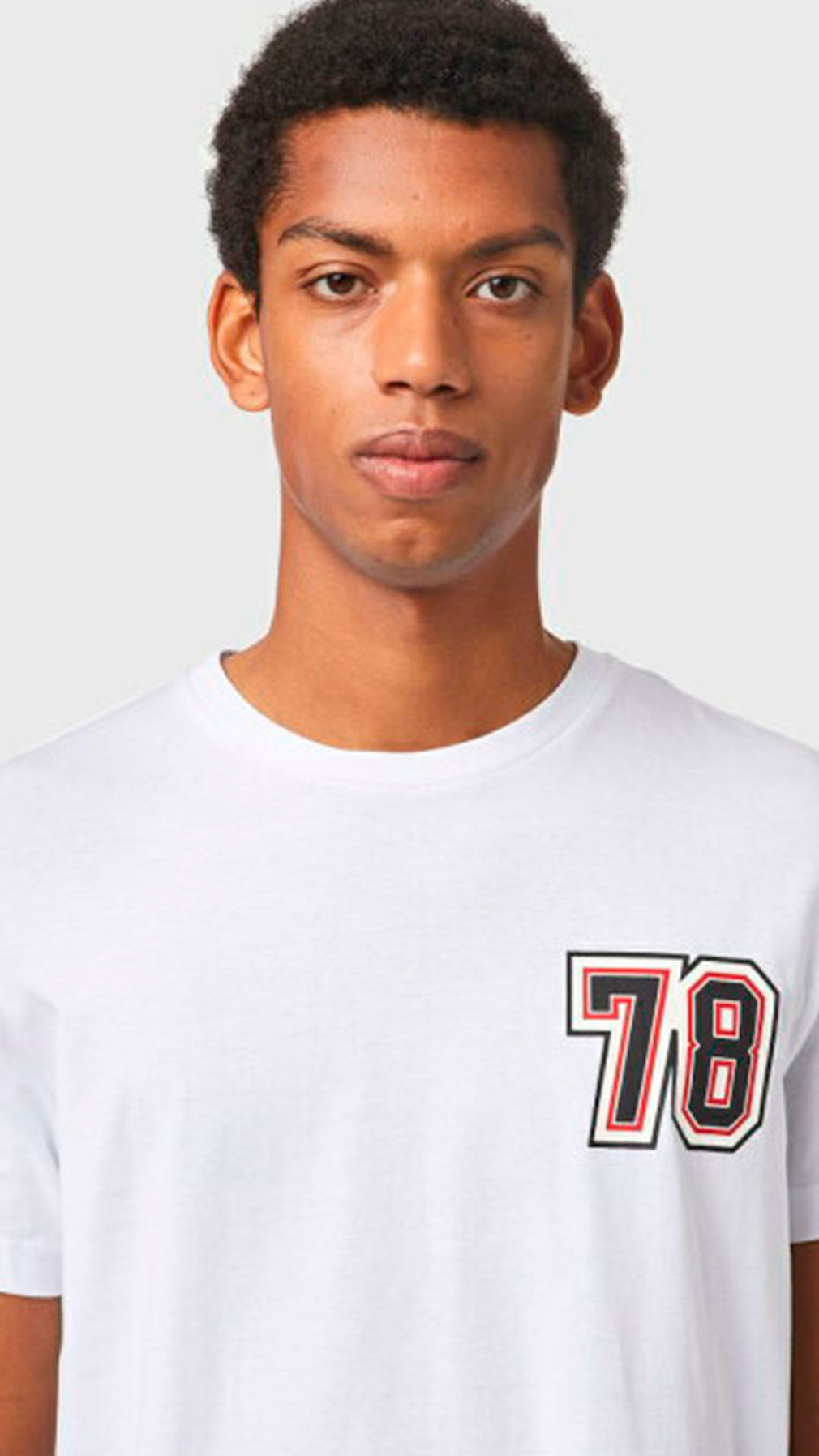 Camiseta Diesel con logo en la parte trasera