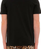 Camiseta Moschino con logo en letras doradas