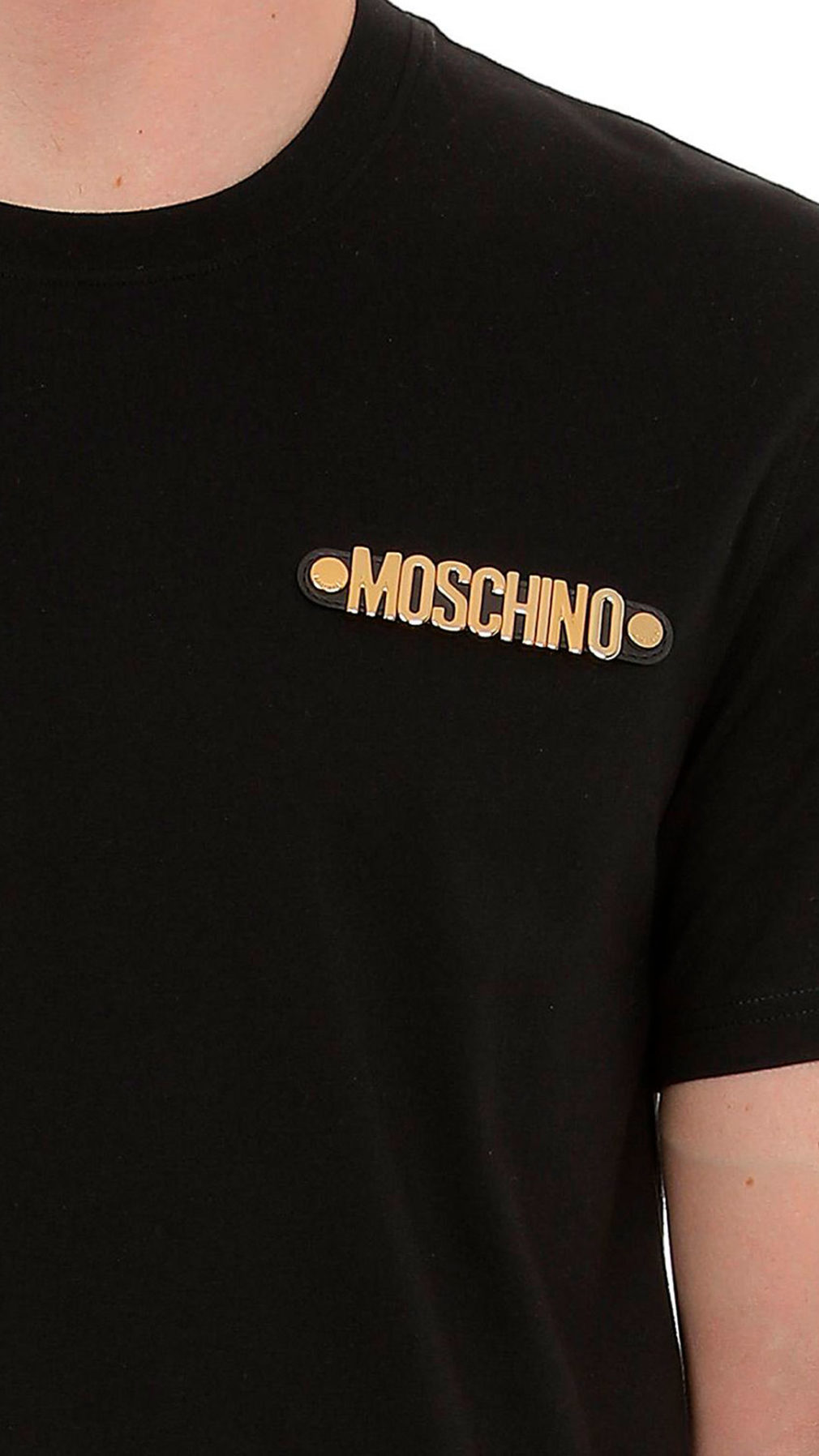 Camiseta Moschino con logo en letras doradas