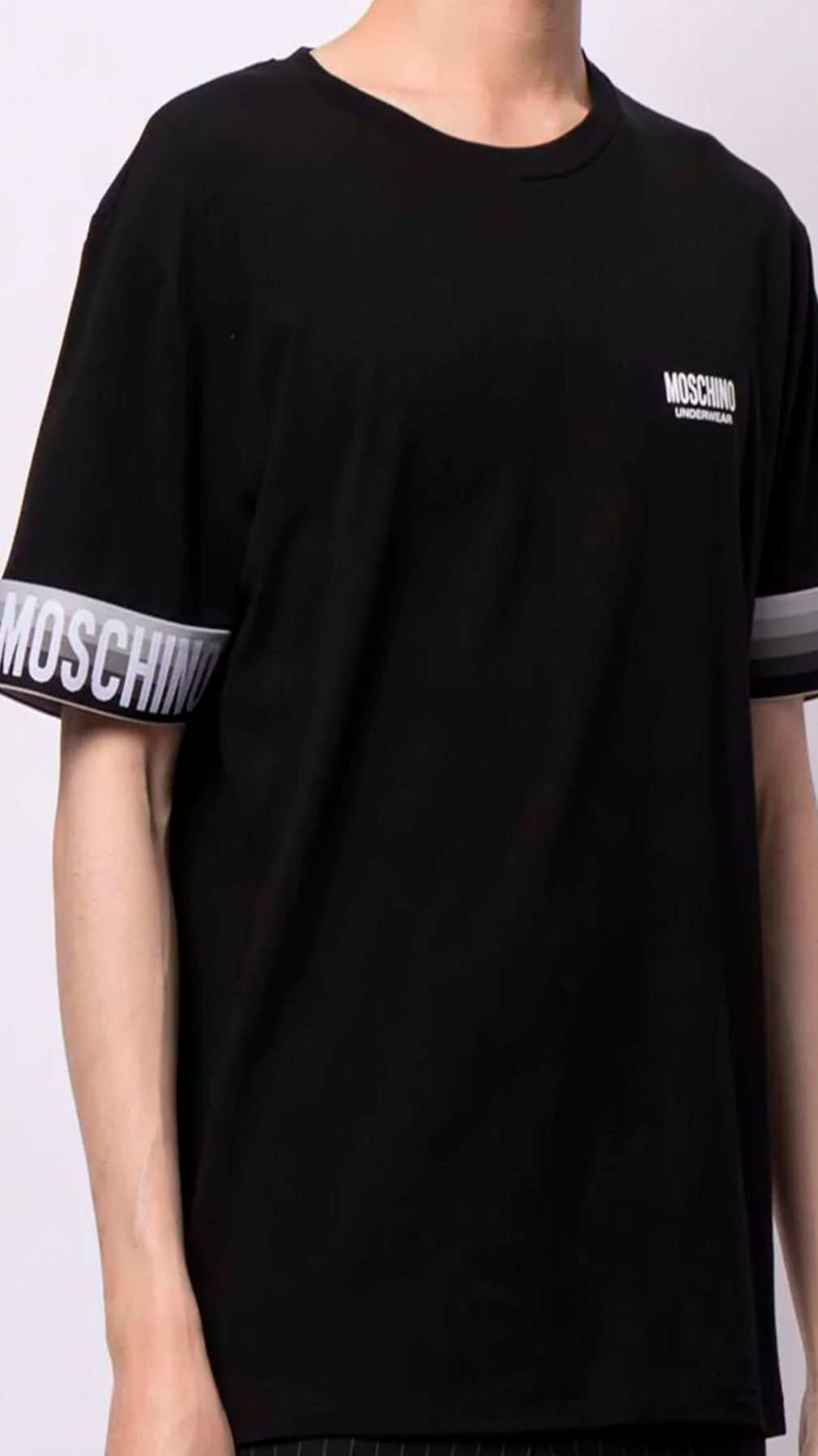Camiseta Moschino con logo en la parte delantera