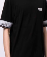 Camiseta Moschino con logo en la parte delantera