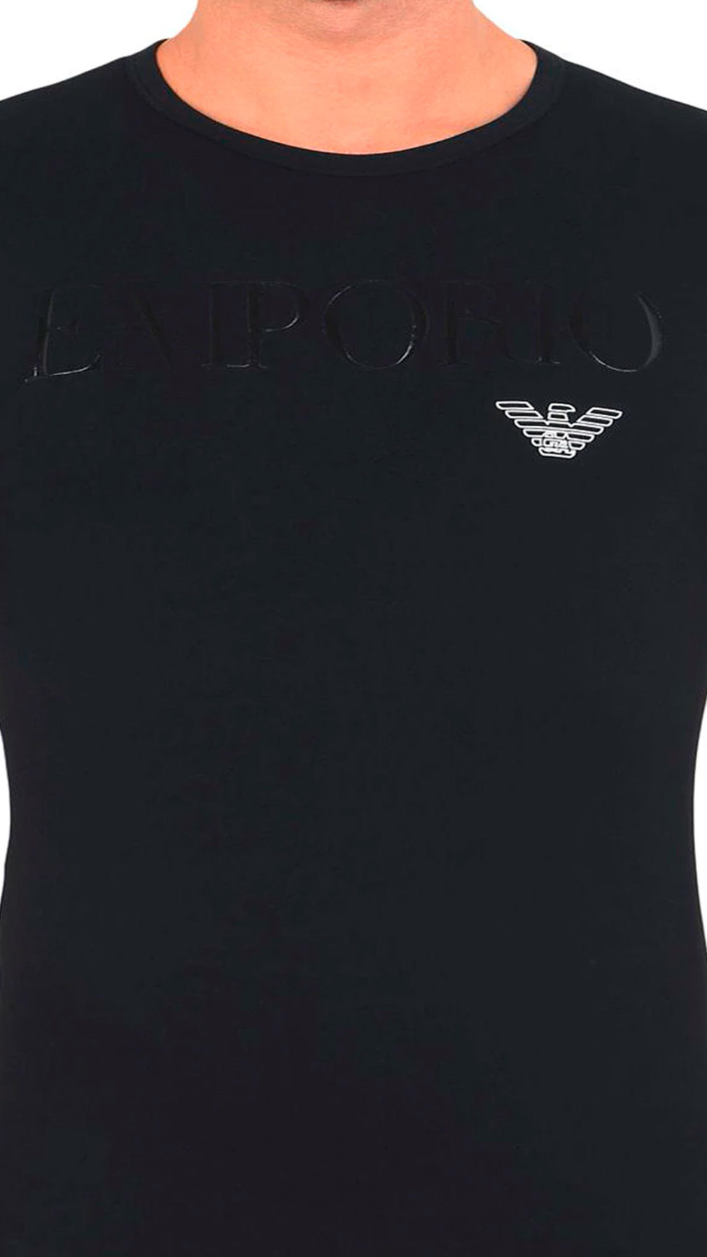 Camiseta Emporio Armani con logo en la parte delantera y parte trasera