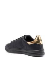 Deportiva Versace Jeans Couture con placa del logo en oro en el lateral