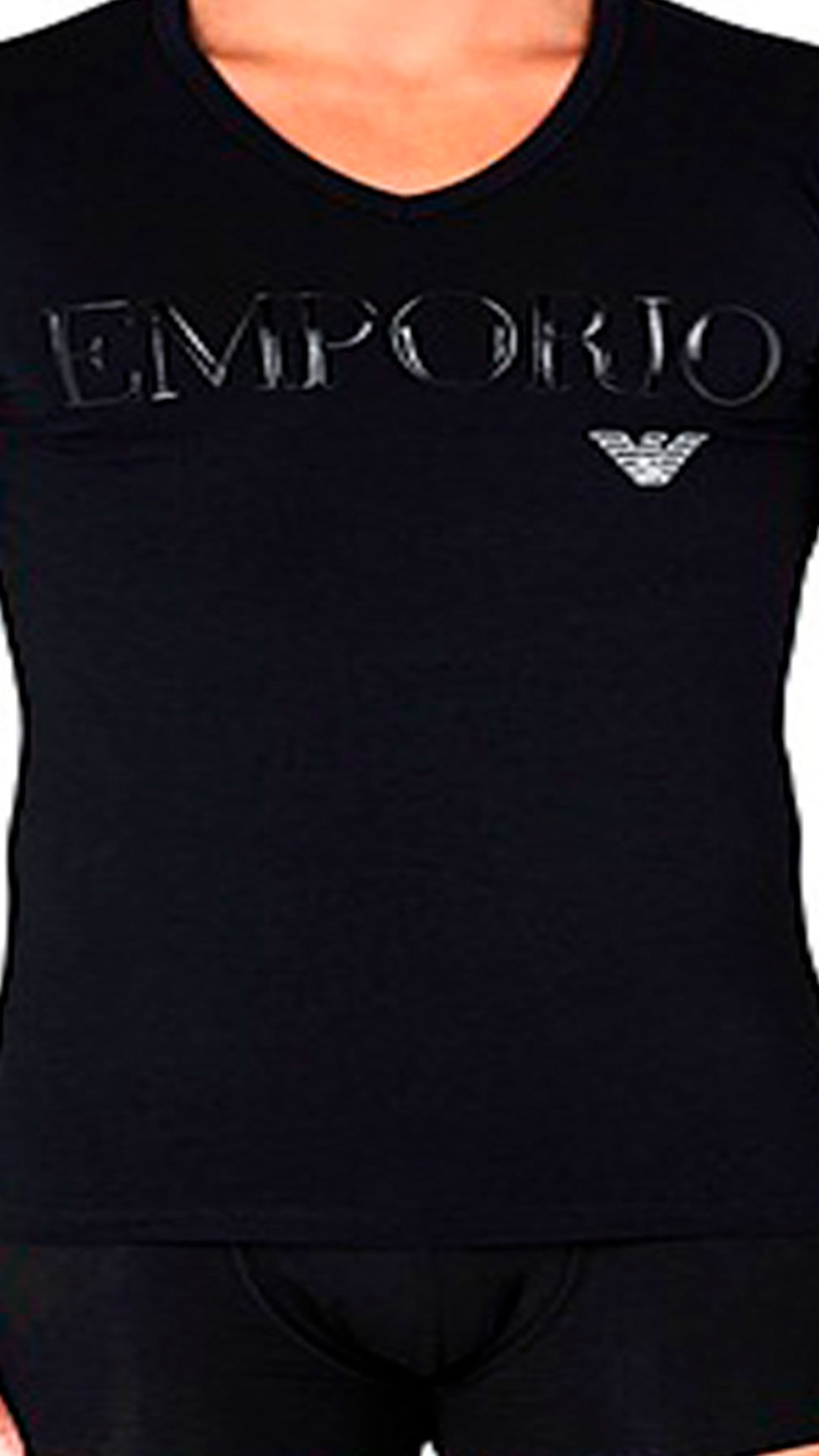 Camiseta cuello pico Emporio Armani con logo en la parte delantera y parte trasera
