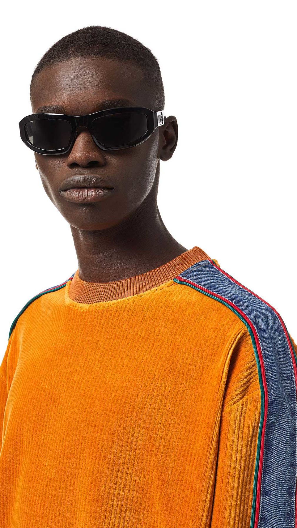 Sudadera Diesel presenta un parche con el logotipo ‘D’ bordado en la parte delantera y bandas de denim en las mangas