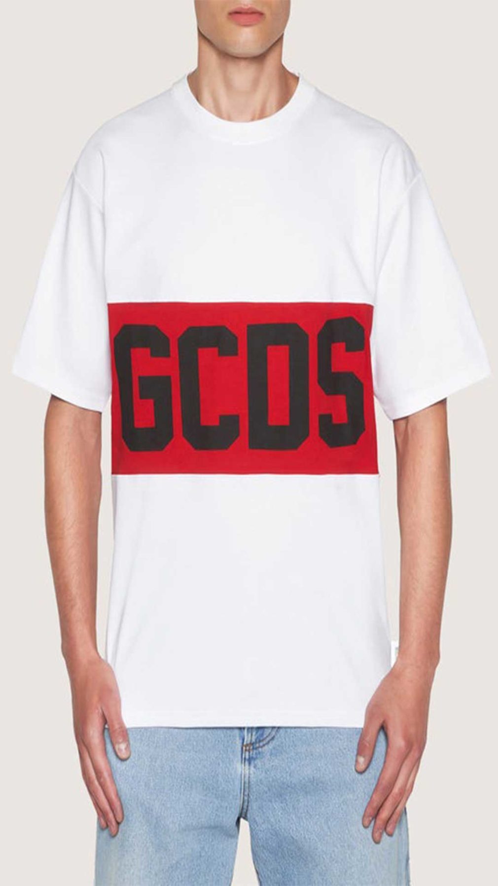 Camiseta blanca GCDS con logo estampado en la parte lelantera y parte trasera