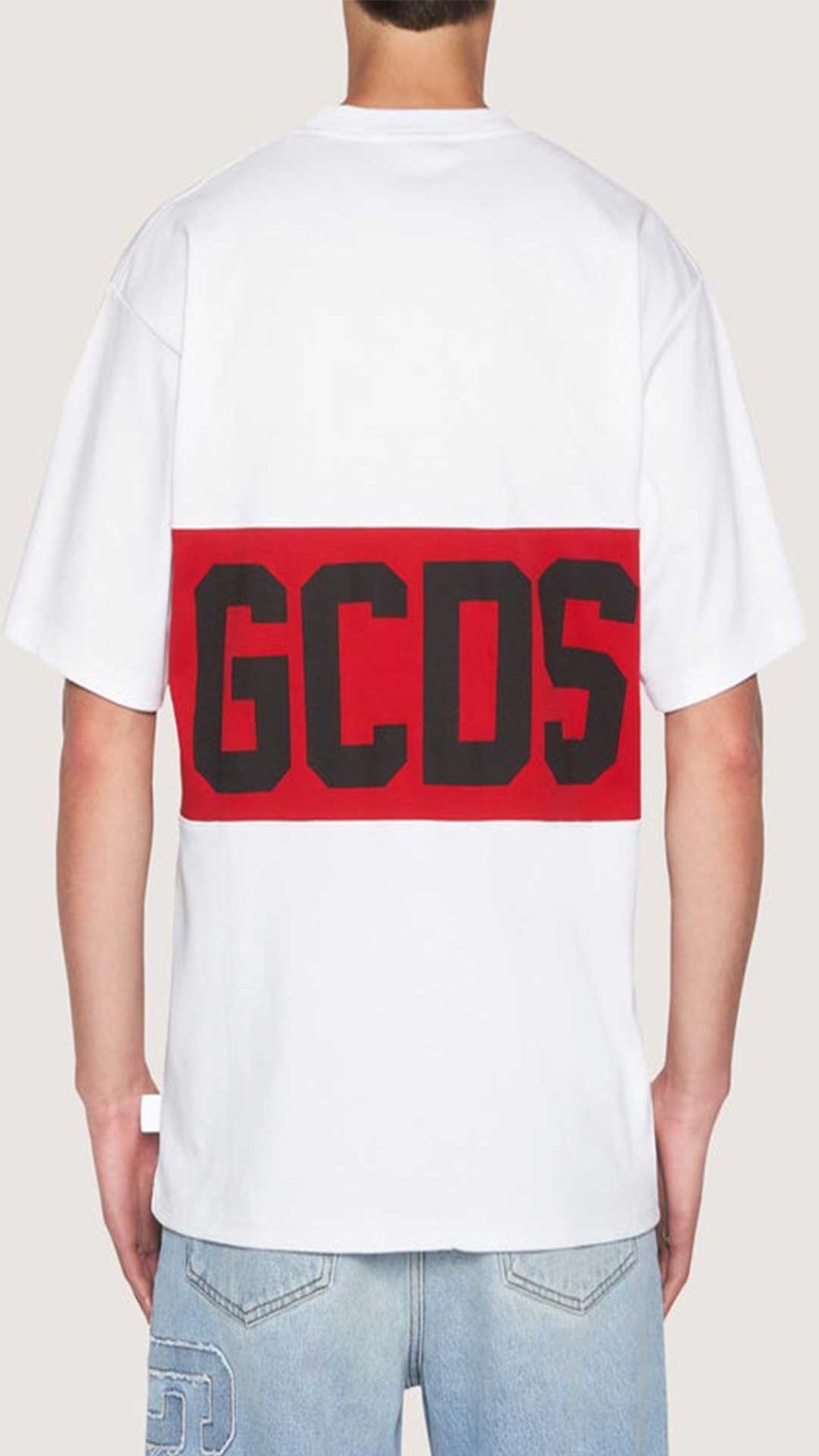 Camiseta blanca GCDS con logo estampado en la parte lelantera y parte trasera