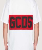 Camiseta blanca GCDS con logo estampado en la parte lelantera y parte trasera