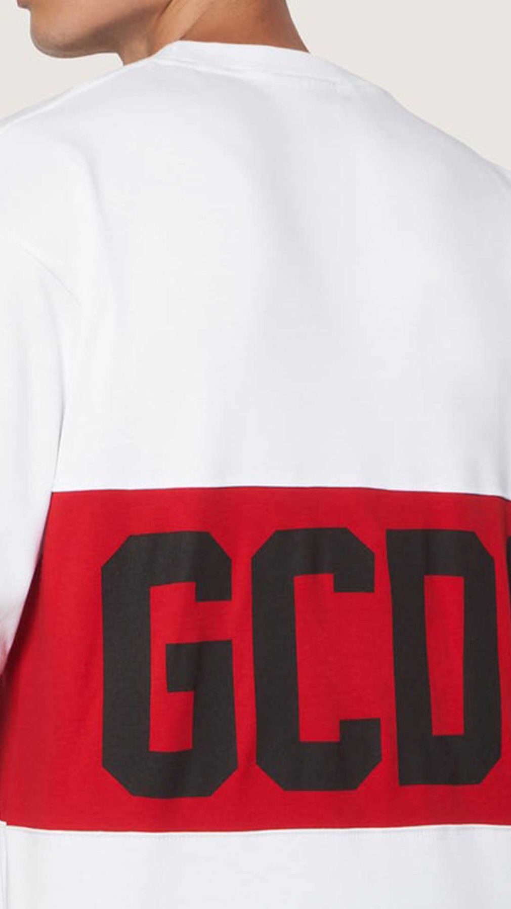 Camiseta blanca GCDS con logo estampado en la parte lelantera y parte trasera