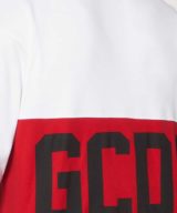 Camiseta blanca GCDS con logo estampado en la parte lelantera y parte trasera