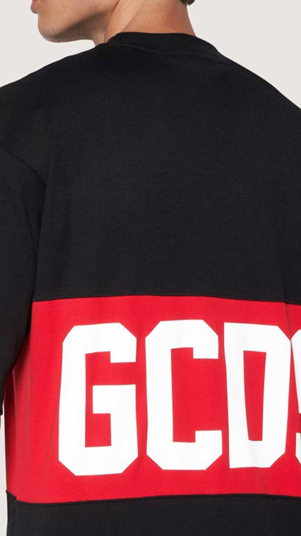 Camiseta negra GCDS con logo estampado
