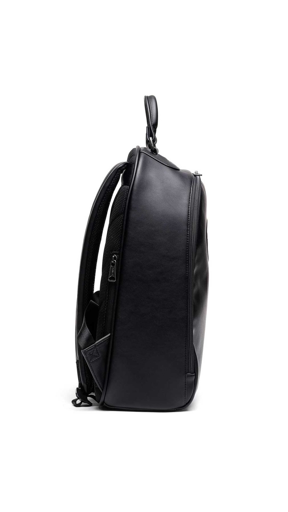 Mochila Diesel presenta una forma redondeada y un logotipo ovalado ‘D’