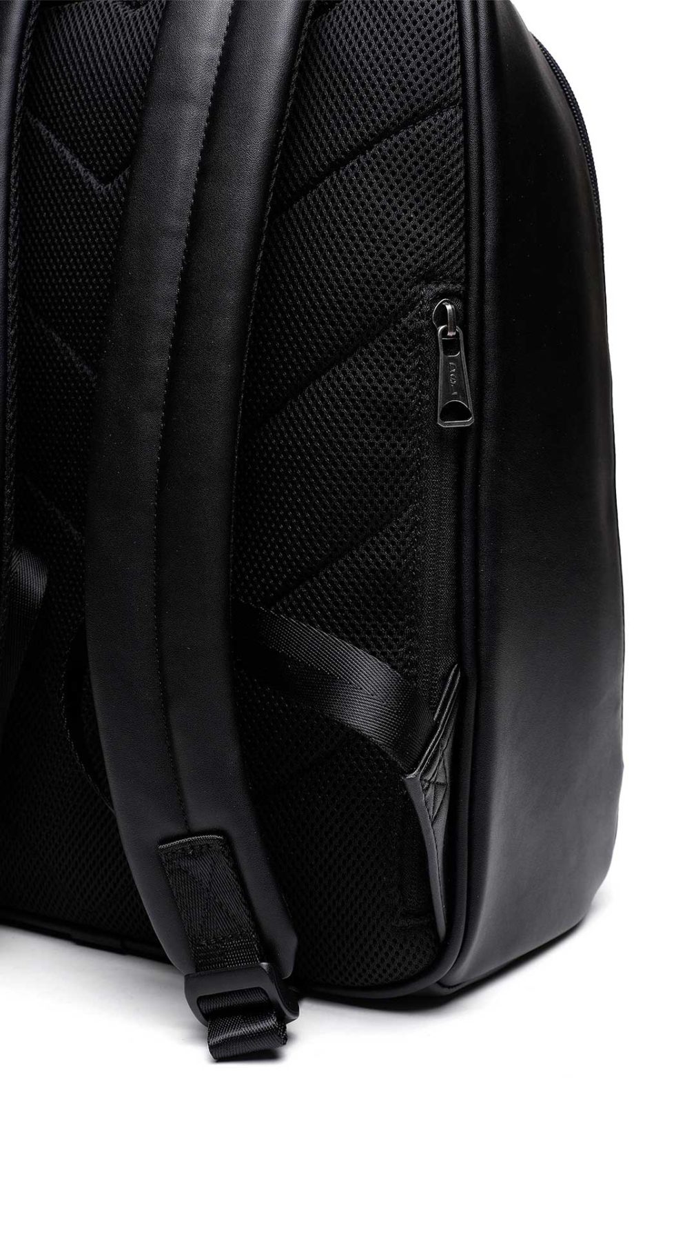 Mochila Diesel presenta una forma redondeada y un logotipo ovalado ‘D’