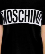 Camiseta negra de Moschino con banda en contraste y maxilogo estampado