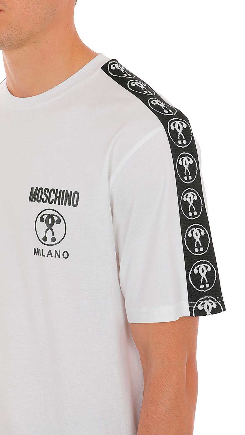 Camiseta blanca Moschino con logo Double Question Mark en la parte delantera y bandas laterales en las mangas
