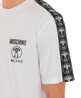 Camiseta blanca Moschino con logo Double Question Mark en la parte delantera y bandas laterales en las mangas