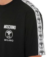 Camiseta negra Moschino con logo Double Question Mark en la parte delantera y bandas laterales en las mangas