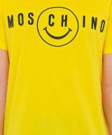 Camiseta amarilla con logo  Moschino Smiley® bordado en la parte delantera