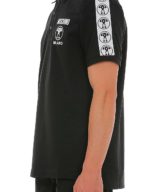 Polo negro Moschino con logo Double Question Mark en la parte delantera y bandas laterales en las mangas