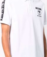 Polo blanco Moschino con logo Double Question Mark en la parte delantera y bandas laterales en las mangas