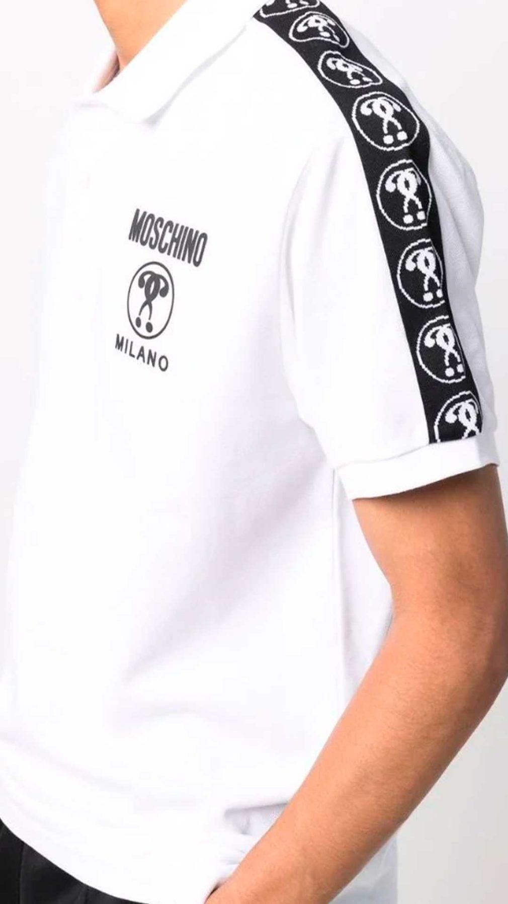 Polo blanco Moschino con logo Double Question Mark en la parte delantera y bandas laterales en las mangas