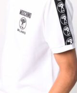 Polo blanco Moschino con logo Double Question Mark en la parte delantera y bandas laterales en las mangas