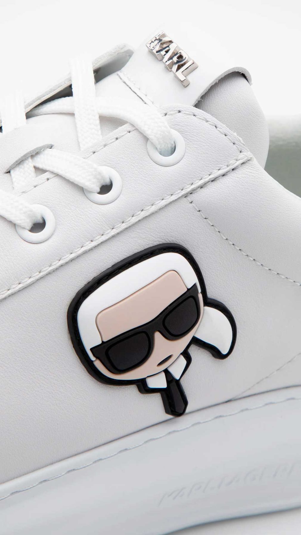 Deportiva Karl Lagerfeld con diseño de KARL en el lateral