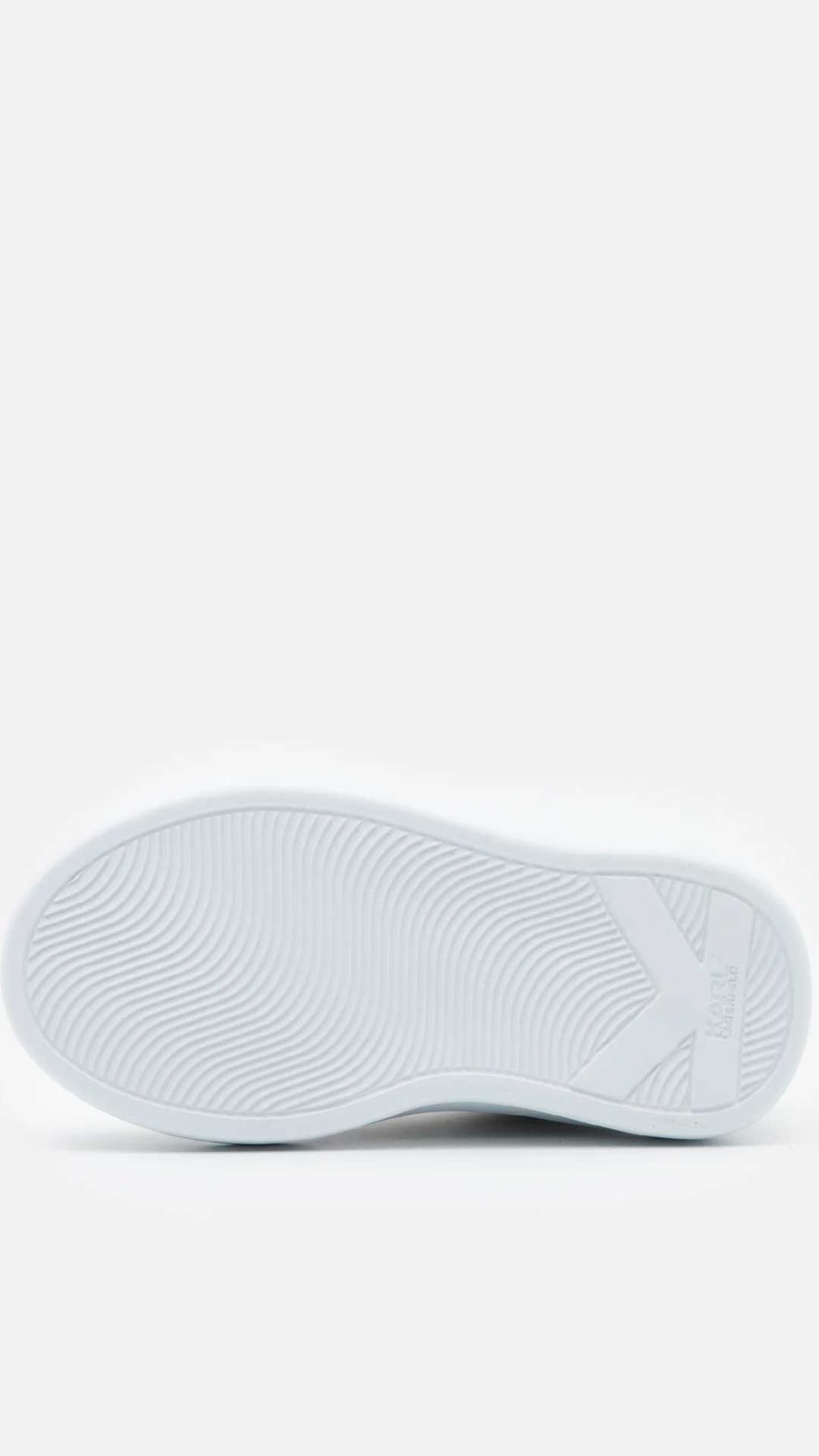 Deportiva Karl Lagerfeld con diseño de KARL en el lateral