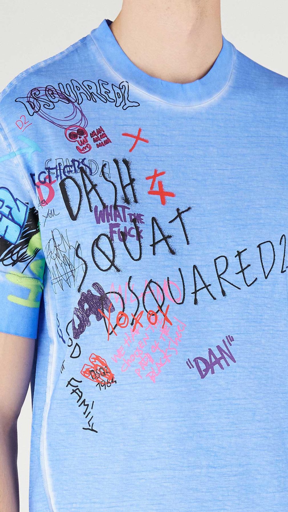 Camiseta Dsquared2 azul con estampado de grafiti y logo parte delantera