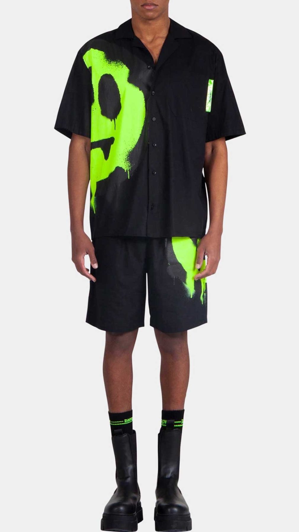 Pantalón corto negro Barrow  con serigrafia en el lado izquierdo