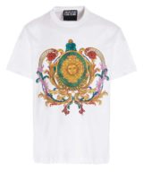 Camiseta blanca Versace Jeans Couture con estampado barroco y logo en la parte delantera