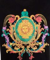 Camiseta negra Versace Jeans Couture con estampado barroco y logo en la parte delantera